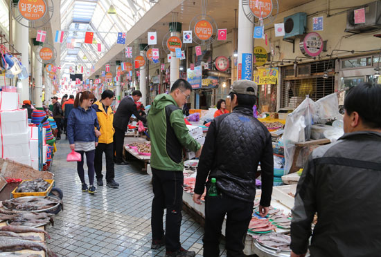 속초관광수산시장 속초관광수산시장(중앙시장)은 6.25 이후 속초가 수복되자마자 형성된 유서 깊은 시장으로, 속초항 어판장 인근에 위치하여 활성화되었습니다. 이후 설악산과 동해바다 관광지를 끼고 있는 속초를 찾는 관광객들이 속초의 수산물과 먹거리, 풍물을 함께 즐길 수 있는 전통시장으로 유명해졌습니다. 최근에는 속초닭강정, 오징어순대, 건어물, 생선회 등 다양한 먹거리와 문화가 있는 속초관광수산시장으로 탐방객들의 사랑을 받고 있습니다.