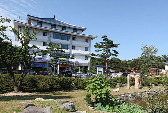 척산온천 설악권의 온천관광지 중 가장 일찍 개발된 척산온천은 아직도 설악권에서는 최고의 온천 수질을 유지하고 있습니다. 1973년에 4백52미터 지하에서 온천수를 뽑아 올리는데 성공하면서 온천시설로 개발되었습니다. 42℃∼53℃의 약알칼리성 온천수가 1일 4,300m/t 용출되며 수질은 유황,나트륨, 라듐등 10여종의 광물질을 포함하고 있어 소화기 질환, 신경통, 피부질환에 효과가 있다고 합니다. 온천장에서 목우재를 통하여 설악산으로 이동할 수 있으며 주변에는 콘도와 순두부 먹거리촌으로도 유명합니다. 척산온천지구에는 3곳의 온천장이 있습니다.